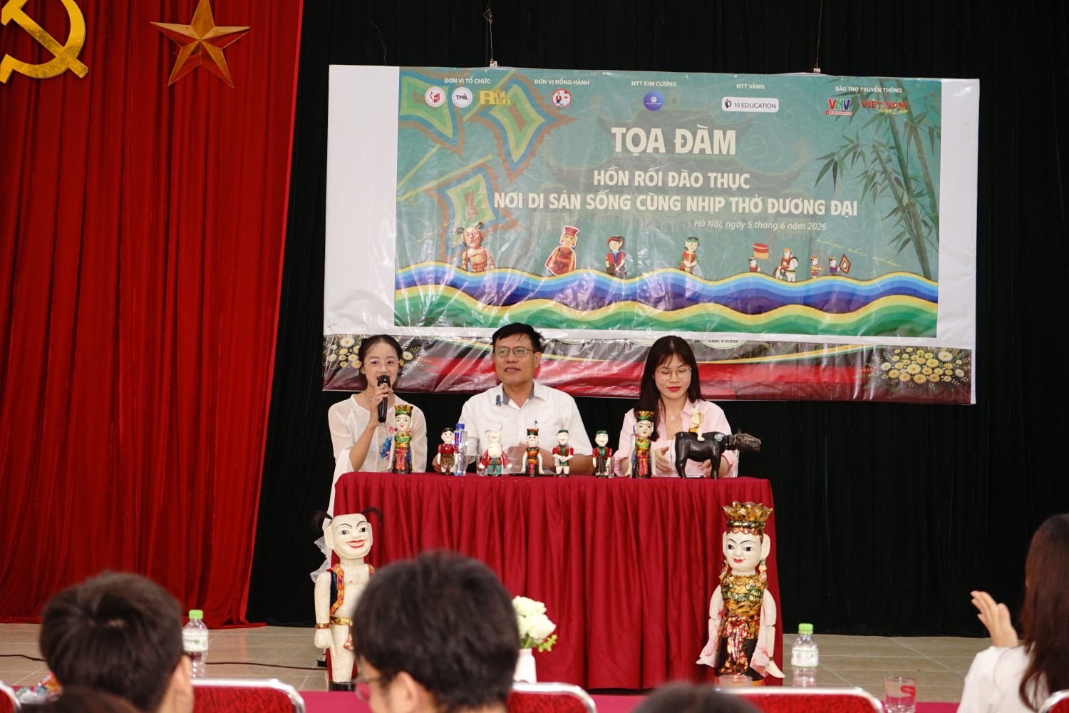 (Ảnh tọa đàm trên sân khấu)