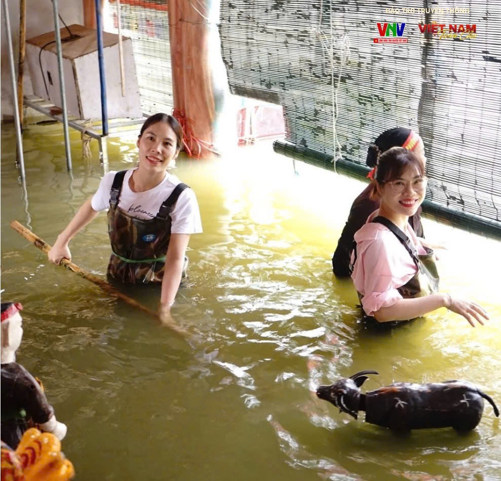 Khách du lịch trải nghiệm dưới hồ nước cùng nghệ nhân