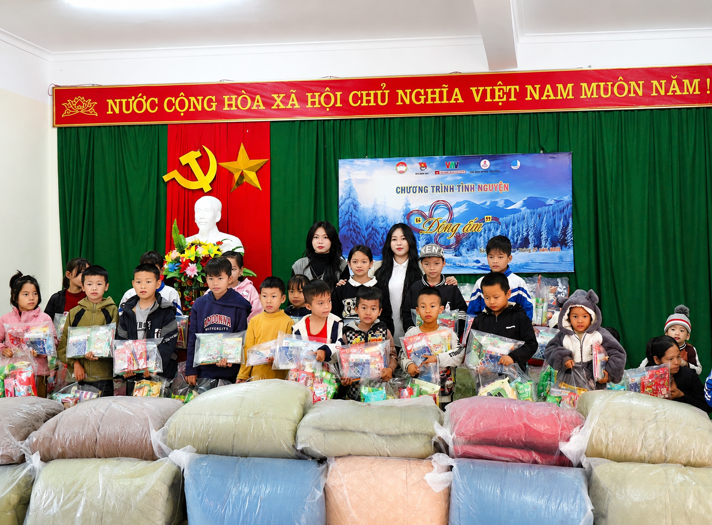 Thư Kỳ cùng đoàn thiện nguyện thực hiện chương trình “Tết về bản”, mang không khí xuân ấm áp đến với bà con vùng cao Tây Bắc (Ảnh: NVCC)