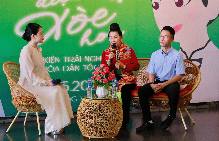Nghệ nhân dân gian Hoàng Thị Văn chia sẻ về những kỳ vọng đối với thế hệ trẻ trong việc gìn giữ và lan tỏa nghệ thuật Xòe Thái (Ảnh BTC)