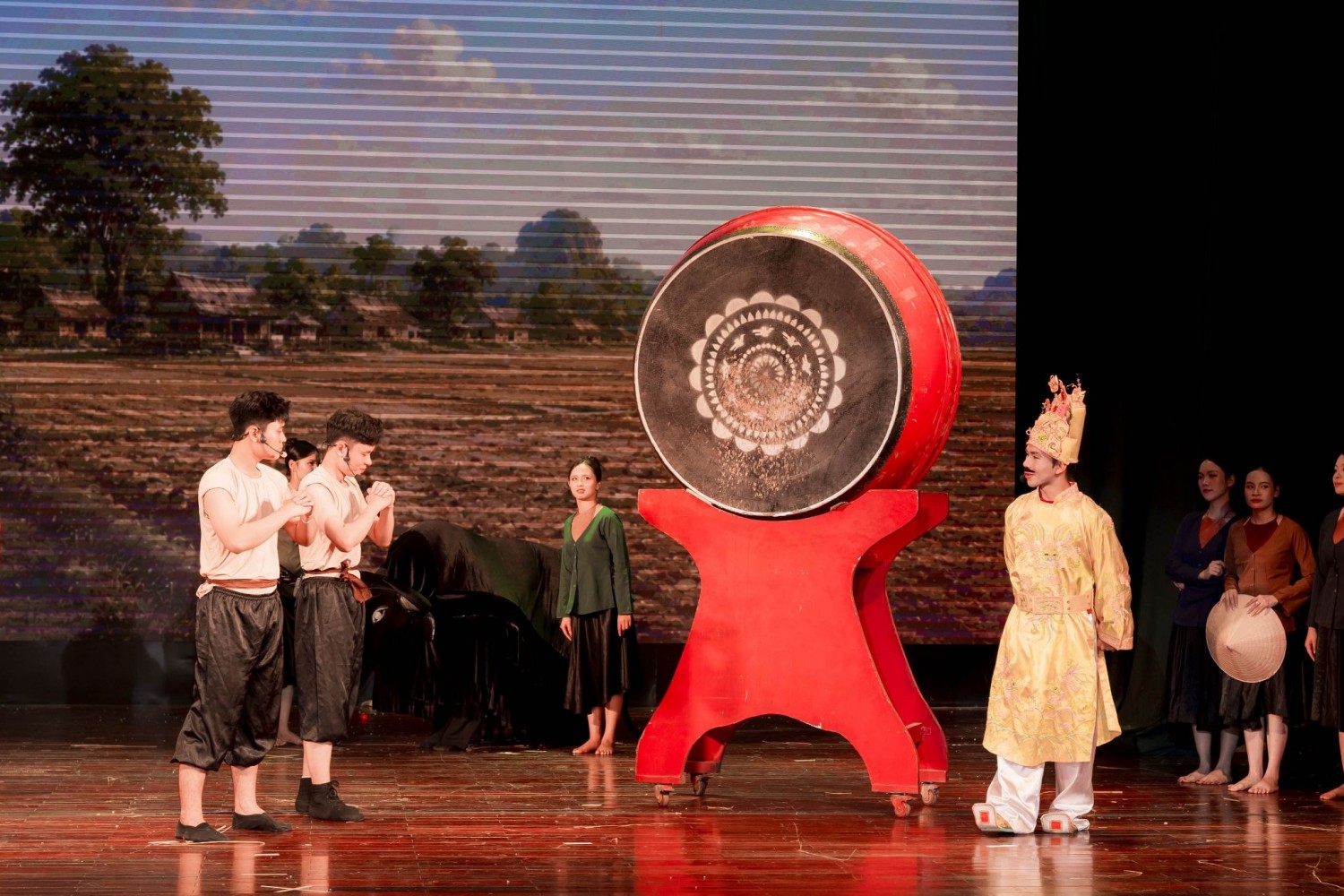Hai ông Tổ nghề trống Đọi Tam - Nguyễn Đức Năng - Nguyễn Đức Bản dâng lên vua Lê Đại Hành chiếc Đại cổ trống đầu tiên