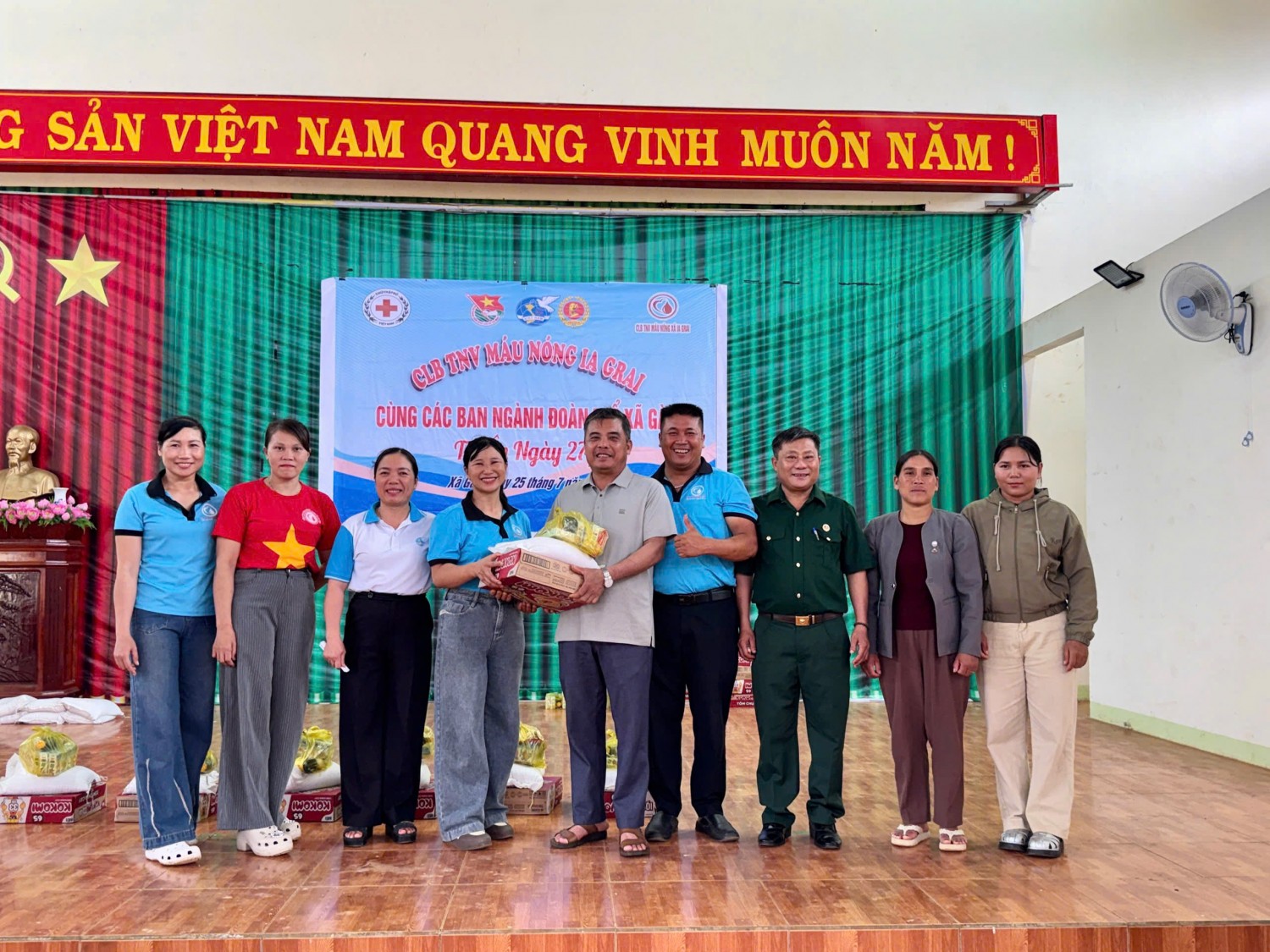 Đại diện CLB TNV Máu Nóng Ia Grai và các đơn vị phối hợp trao quà tri ân các gia đình chính sách, người có công với cách mạng tại xã Gào