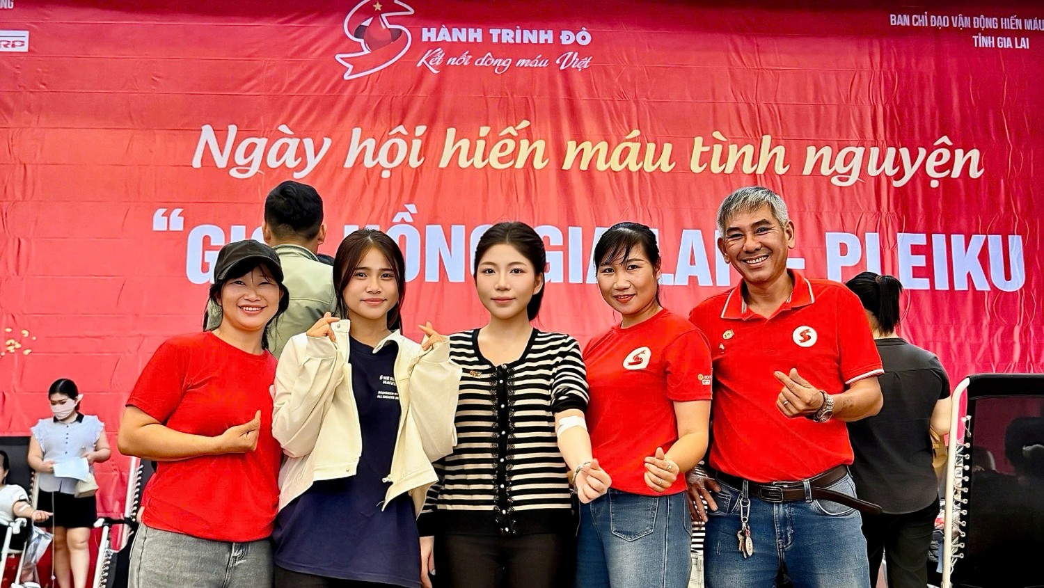 Các thành viên CLB TNV Máu Nóng Ia Grai hưởng ứng Ngày hội Hành trình Đỏ 2026, chung tay hiến máu tình nguyện vì sự sống người bệnh.