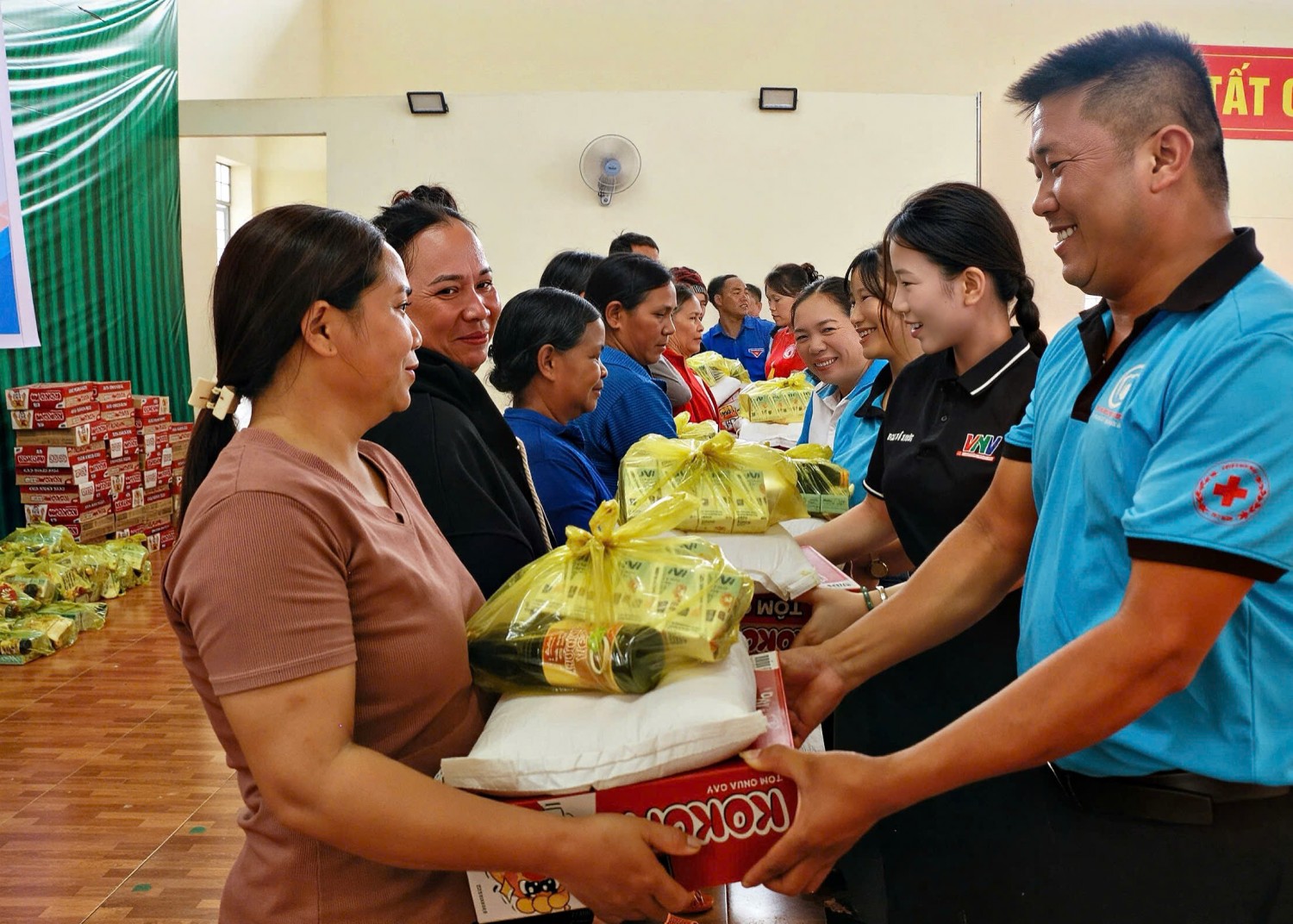 Đông đảo gia đình chính sách, thương binh, bệnh binh và người có công tham dự Chương trình tri ân nhân kỷ niệm 79 năm Ngày Thương binh - Liệt sĩ tại xã Gào